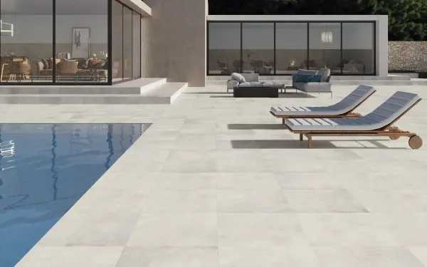 Ambiente con azulejos efecto piedra en tonos neutros, colección Porto de ROCERSA
