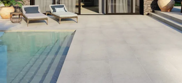 Ambiente con azulejos efecto piedra en tonos neutros, colección Posets de Natucer