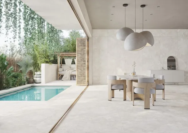 Ambiente con azulejos efecto piedra en tonos neutros, colección Serene de Museum