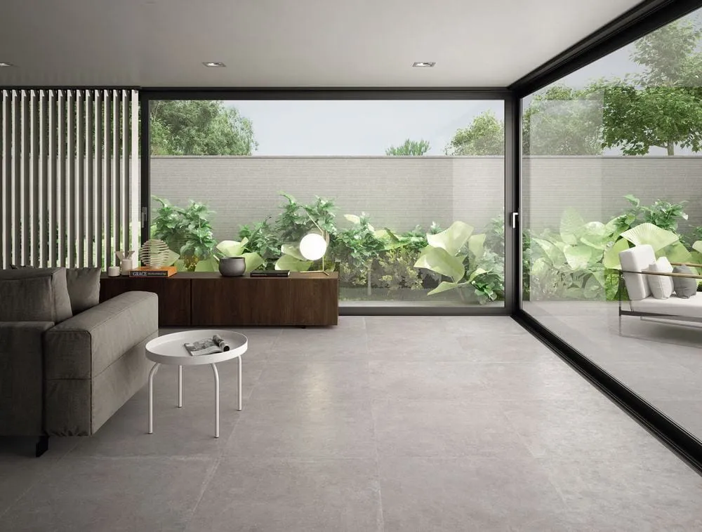 Ambiente con azulejos efecto piedra en tonos neutros, colección Terme de Durstone