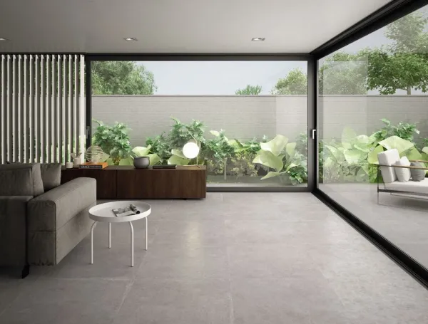 Ambiente con azulejos efecto piedra en tonos neutros, colección Terme de Durstone