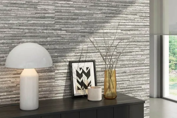 Ambiente con azulejos efecto piedra en tonos neutros, colección Topp de Emigres