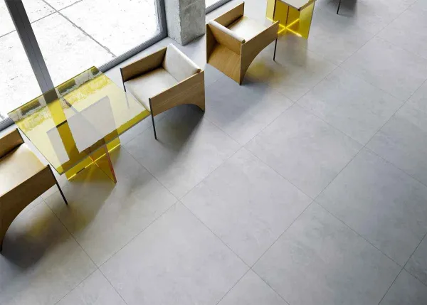 Ambiente con azulejos efecto piedra en tonos neutros, colección Túnez de Metropol