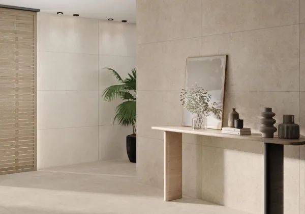 Ambiente con azulejos efecto piedra en tonos cálidos, colección Ulisse de STN