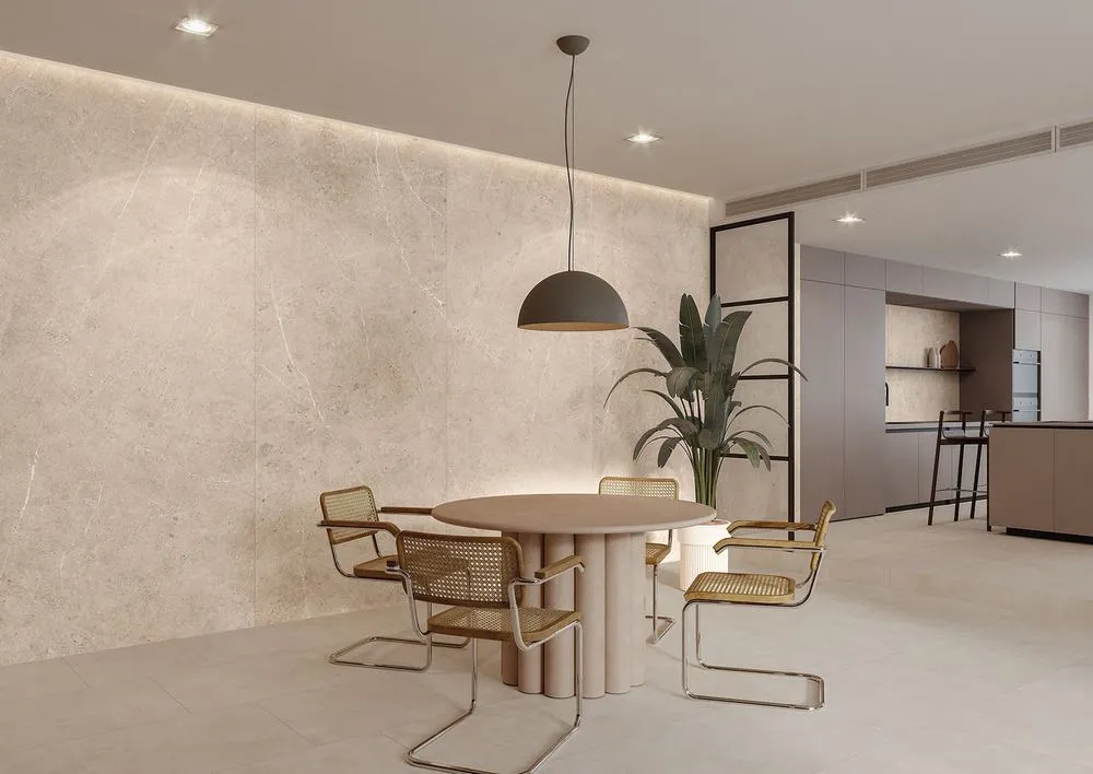 Ambiente con azulejos efecto piedra en tonos cálidos, colección Unika de Navarti