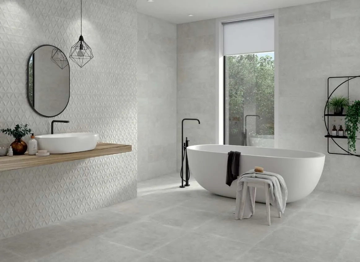 Baño con azulejos en tonos neutros