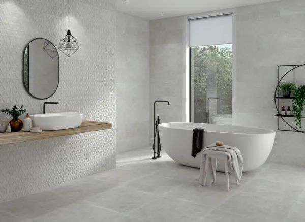 Baño con azulejos en tonos neutros