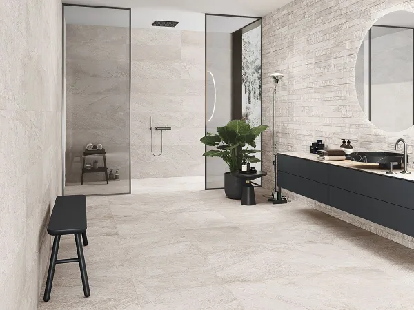 Baño con azulejos en tonos neutros