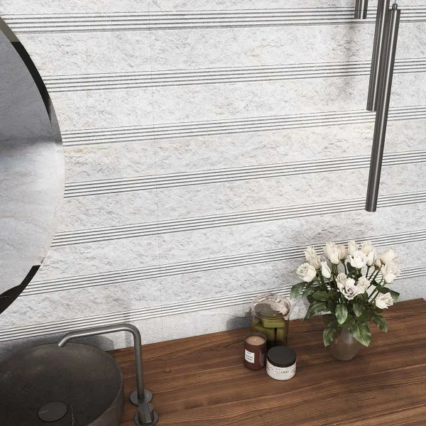 Baño con azulejos en tonos neutros