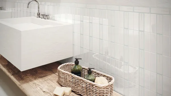 Baño con azulejos en tonos neutros