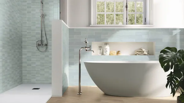 Baño con azulejos efecto barro en tonos fríos, colección Acquarella de Ape