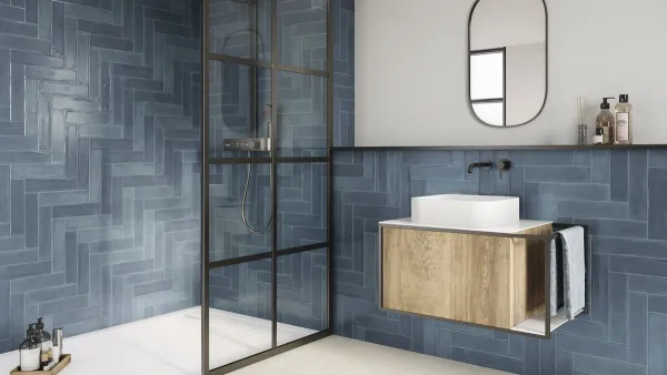 Baño con azulejos efecto barro en tonos fríos, colección Acquarella de Ape
