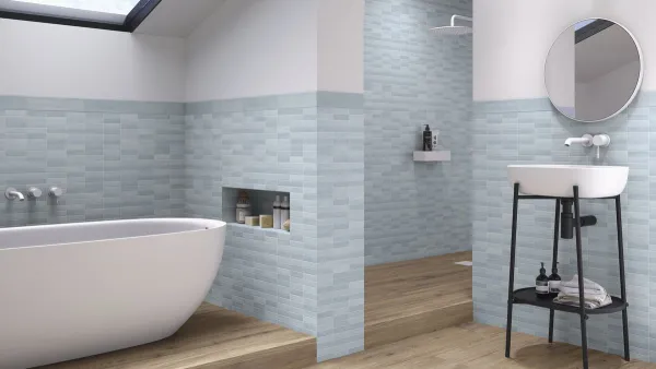 Baño con azulejos efecto barro en tonos fríos, colección Acquarella de Ape