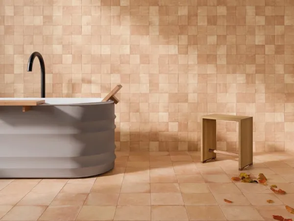 Baño con azulejos efecto barro en tonos cálidos, colección Afra de Harmony