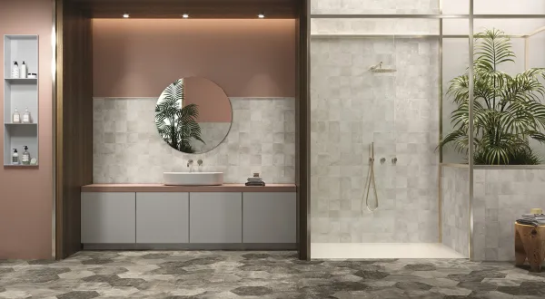 Baño con azulejos efecto barro en tonos cálidos, colección Amazonia de ZYX