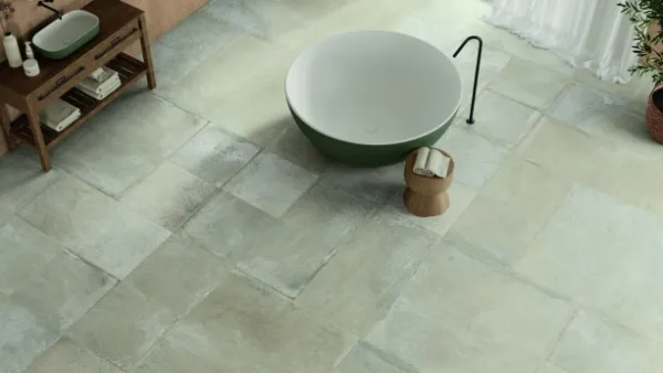 Baño con azulejos efecto barro, colección Antico casale de Ape