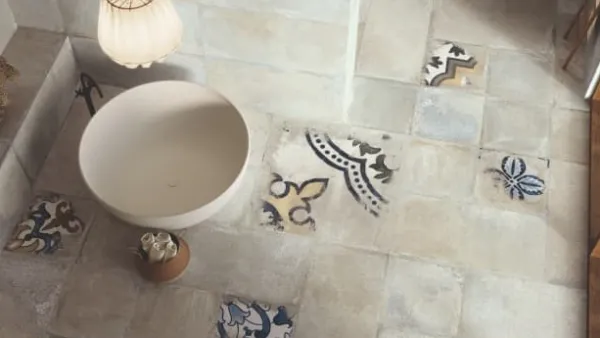 Baño con azulejos efecto barro en tonos neutros, colección Antico casale de Ape