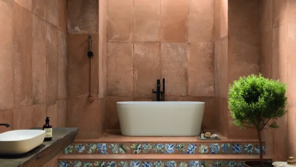 Baño con azulejos efecto barro en tonos cálidos, colección Antico casale de Ape