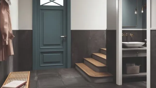 Baño con azulejos efecto barro en tonos neutros, colección Antico casale de Ape