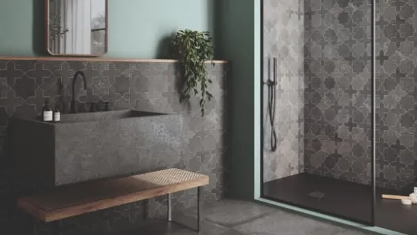 Baño con azulejos efecto barro en tonos neutros, colección Antico casale de Ape