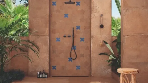 Baño con azulejos efecto barro en tonos cálidos, colección Antico casale de Ape