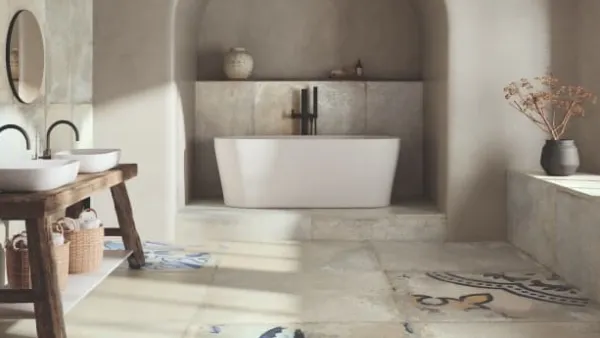 Baño con azulejos efecto barro, colección Antico casale de Ape
