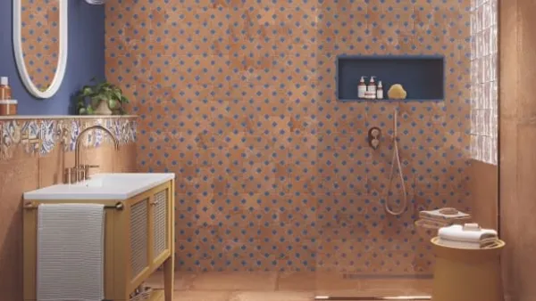 Baño con azulejos efecto barro en tonos cálidos, colección Antico casale de Ape