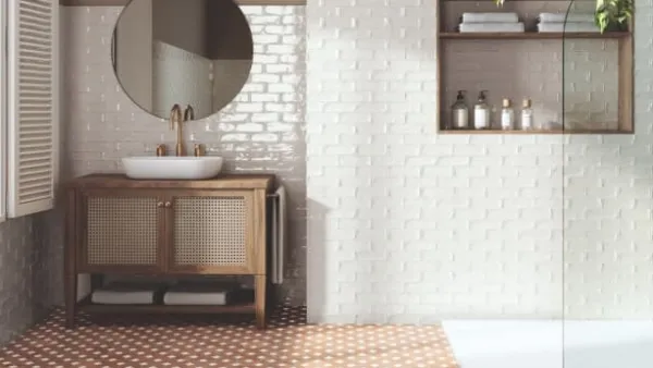 Baño con azulejos efecto barro en tonos cálidos, colección Antico casale de Ape