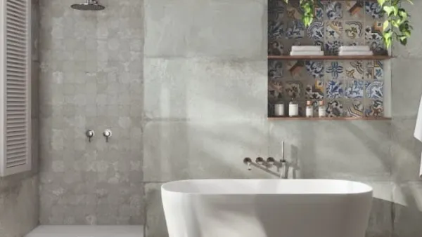 Baño con azulejos efecto barro en tonos neutros, colección Antico casale de Ape