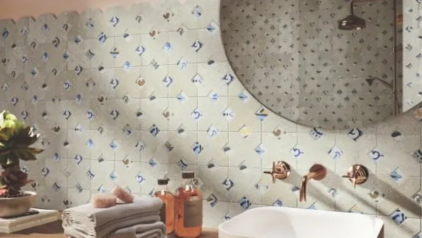 Baño con azulejos efecto barro, colección Antico casale de Ape