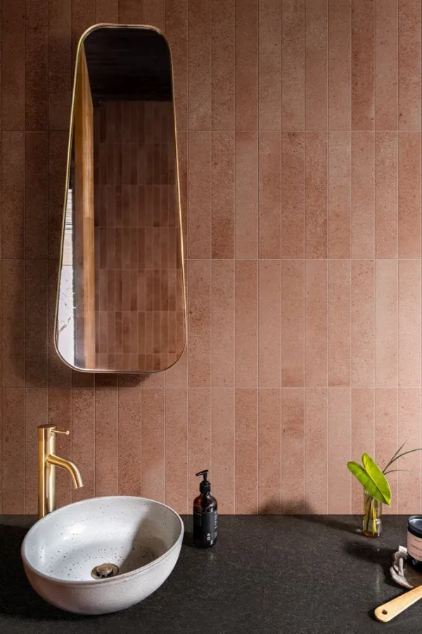 Baño con azulejos efecto barro en tonos cálidos, colección Art craft de Marazzi