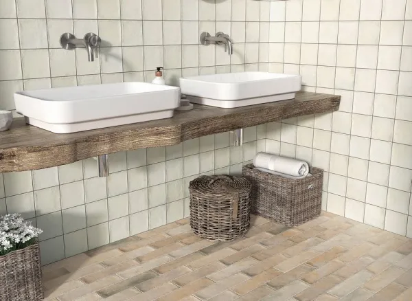 Baño con azulejos efecto barro en tonos cálidos, colección Cadaques de Mayolica