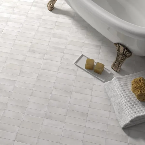 Baño con azulejos efecto barro en tonos neutros, colección Coco de Equipe
