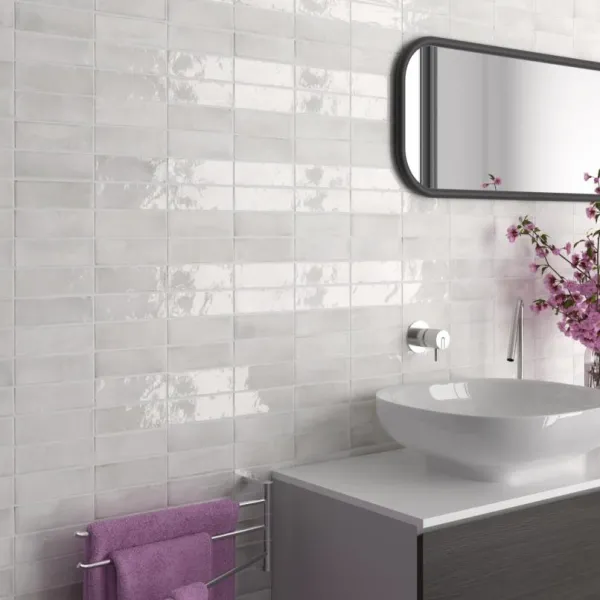 Baño con azulejos efecto barro en tonos neutros, colección Coco de Equipe