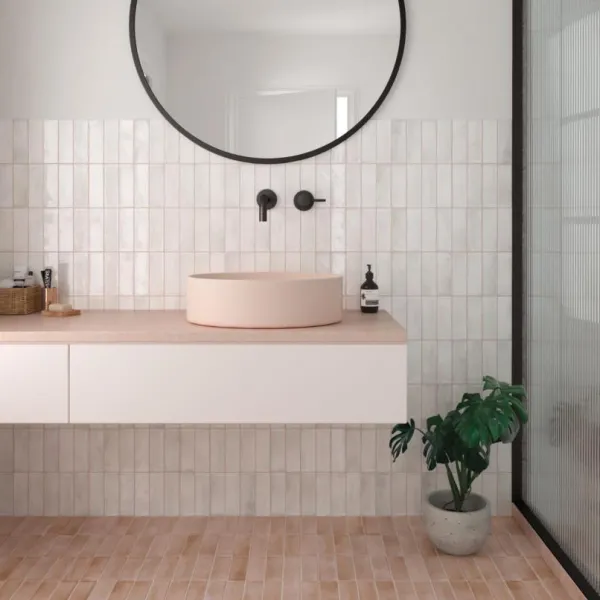 Baño con azulejos efecto barro en tonos cálidos, colección Coco de Equipe