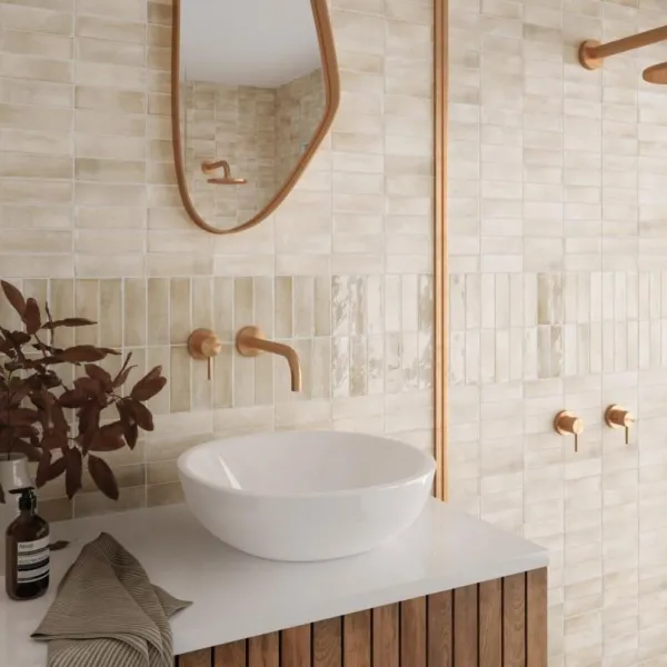 Baño con azulejos efecto barro en tonos cálidos, colección Coco de Equipe