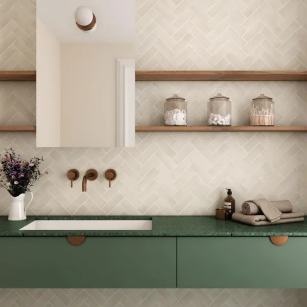 Baño con azulejos efecto barro en tonos cálidos, colección Coco de Equipe