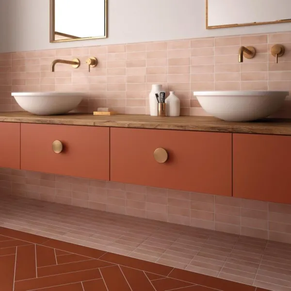 Baño con azulejos efecto barro en tonos cálidos, colección Coco de Equipe