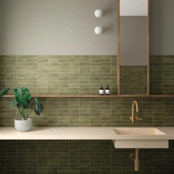 Baño con azulejos efecto barro, colección Coco de Equipe