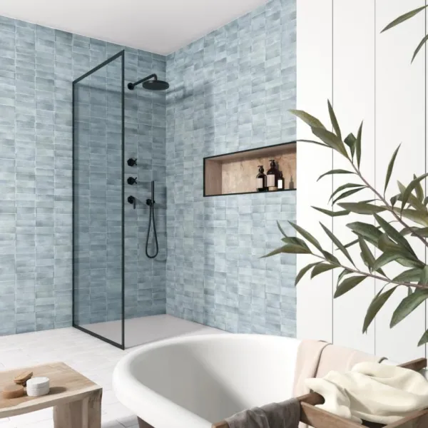 Baño con azulejos efecto barro en tonos fríos, colección Coco de Equipe