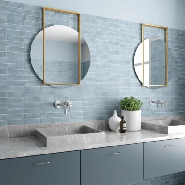 Baño con azulejos efecto barro en tonos fríos, colección Coco de Equipe