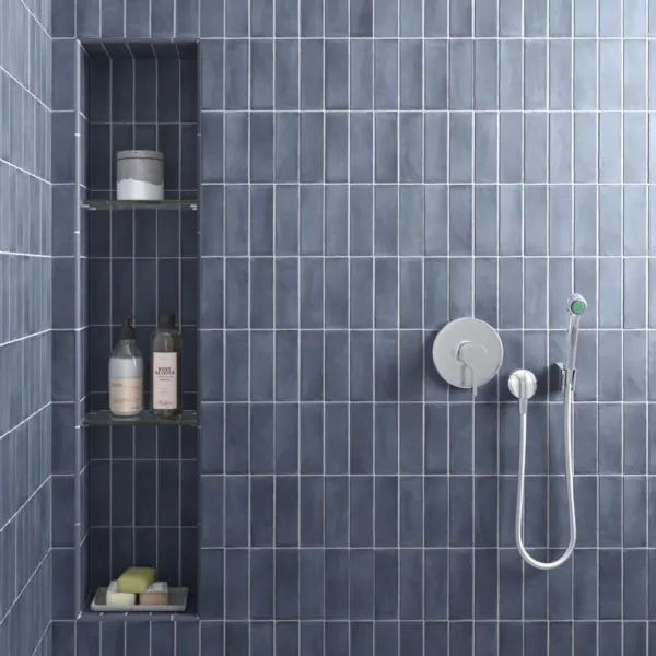 Baño con azulejos efecto barro en tonos fríos, colección Coco de Equipe