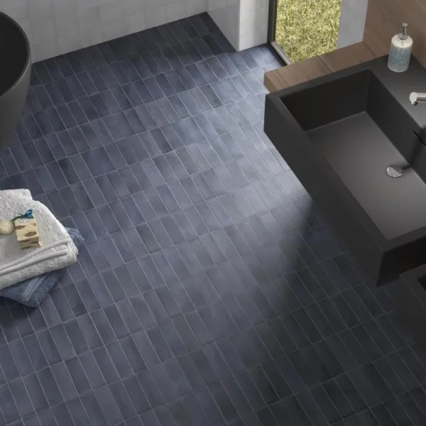 Baño con azulejos efecto barro en tonos fríos, colección Coco de Equipe