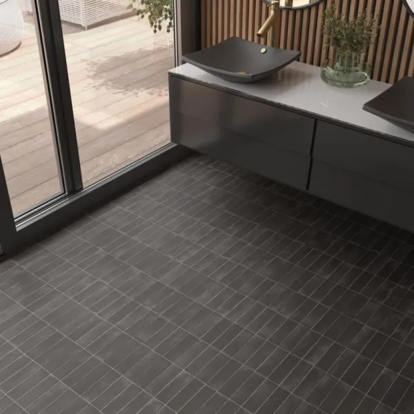 Baño con azulejos efecto barro en tonos neutros, colección Coco de Equipe