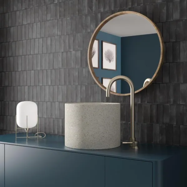 Baño con azulejos efecto barro, colección Coco de Equipe