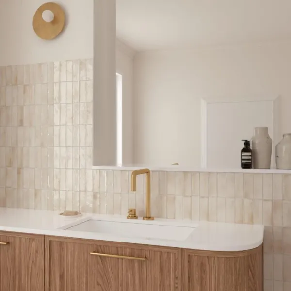 Baño con azulejos efecto barro en tonos cálidos, colección Coco de Equipe