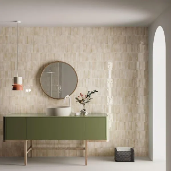 Baño con azulejos efecto barro en tonos cálidos, colección Coco de Equipe