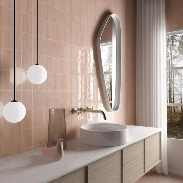 Baño con azulejos efecto barro en tonos cálidos, colección Coco de Equipe