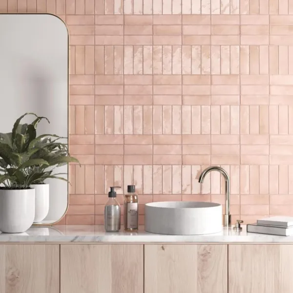 Baño con azulejos efecto barro en tonos cálidos, colección Coco de Equipe