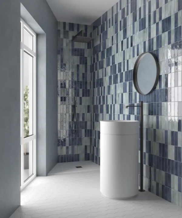 Baño con azulejos efecto barro en tonos fríos, colección Coco de Equipe